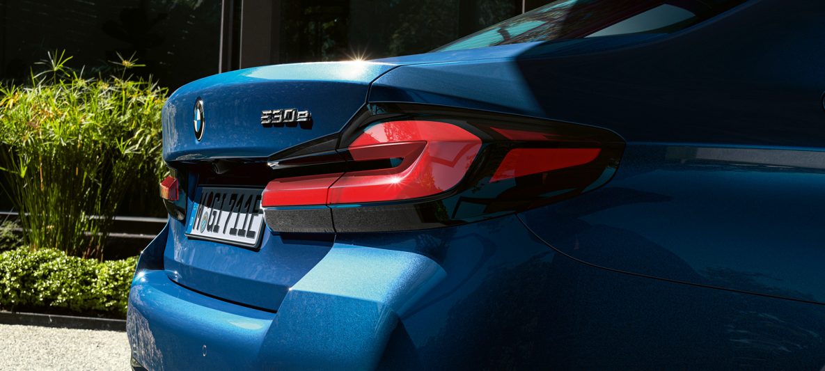 Rückleuchten in 3-D-Form BMW 5er Limousine G30 Facelift 2020 Phytonicblau Nahaufnahme Heck