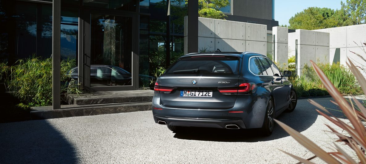Heckschürze und Freiform-Endrohre BMW 5er Touring G31 Facelift 2020 Sophistograu Nahaufnahme Heck