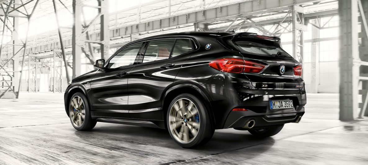 M Heckspoiler BMW X2 M35i Saphirschwarz metallic F39 Dreiviertel-Heckansicht