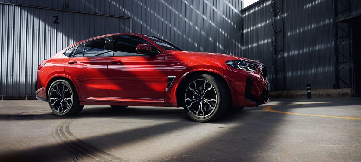 BMW X4 M F98 LCI Facelift 2021 Toronto Rot metallic Dreiviertel-Frontansicht in Fabrikhalle